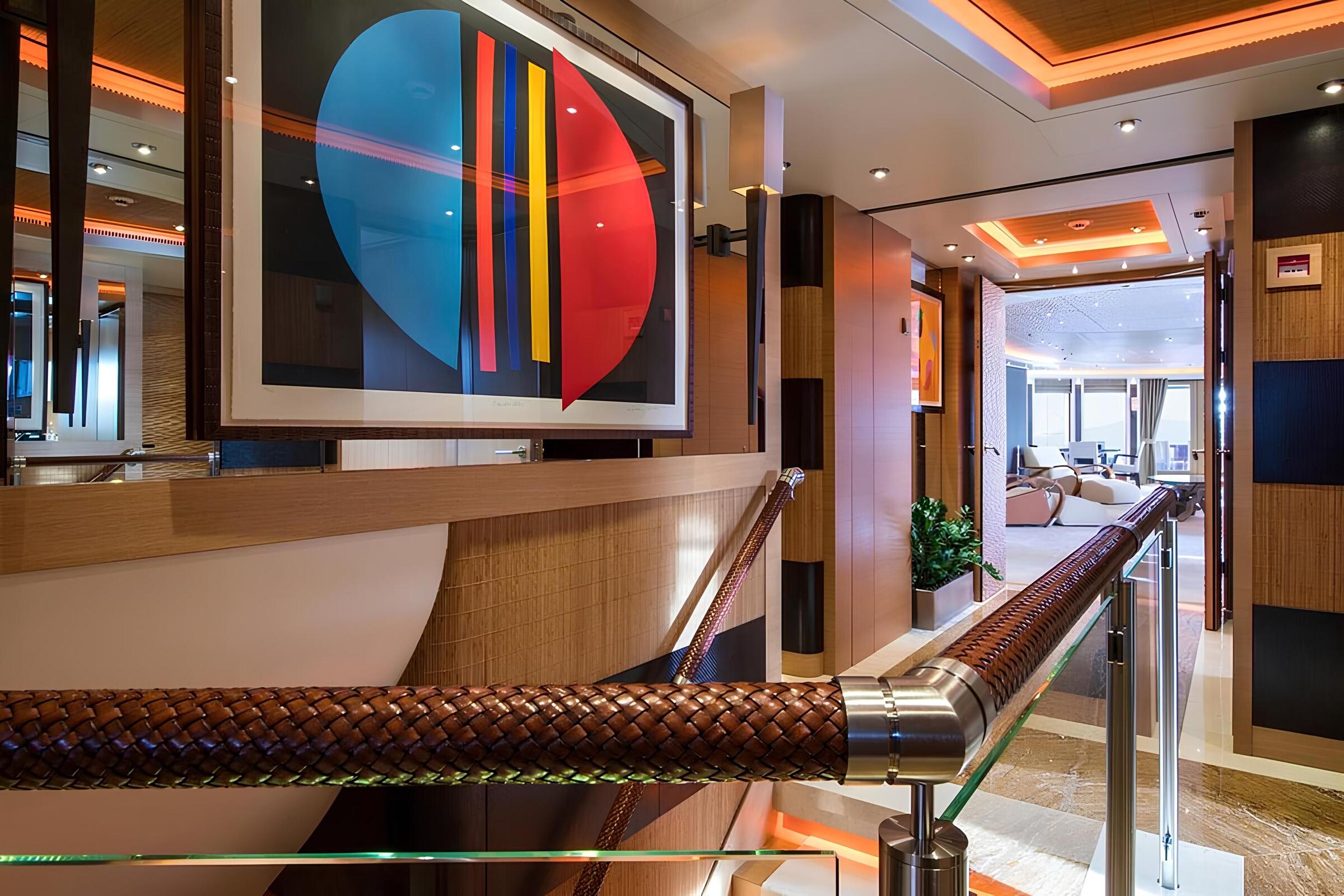Лобби салона на верхней палубе/Upper deck salon lobby