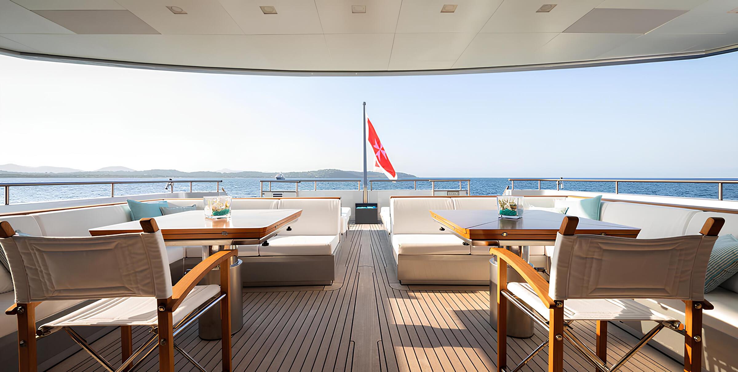 Зона отдыха на корме главной палубы/Aft main deck lounge area