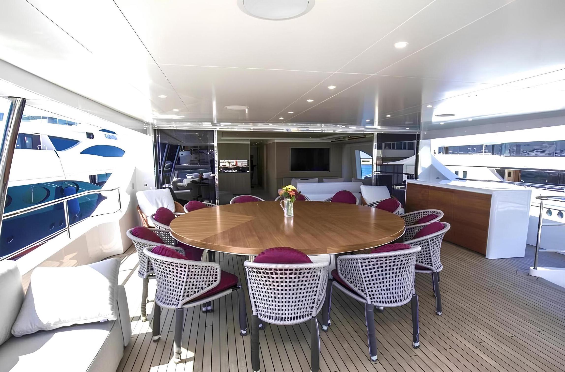 Обеденная зона на корме верхней палубы/Aft upper deck dining area