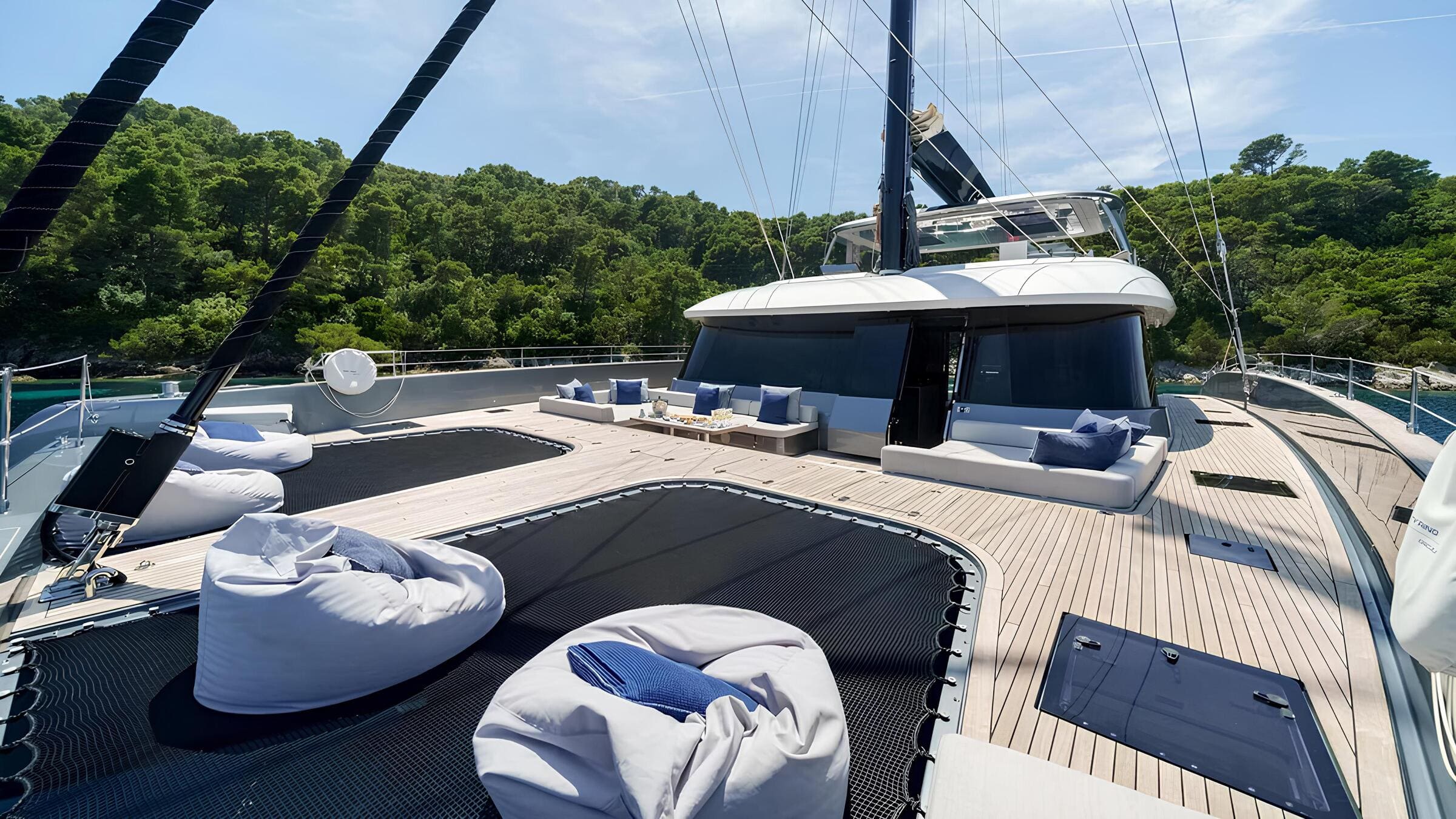 Зона отдыха на носу/Bow lounge area