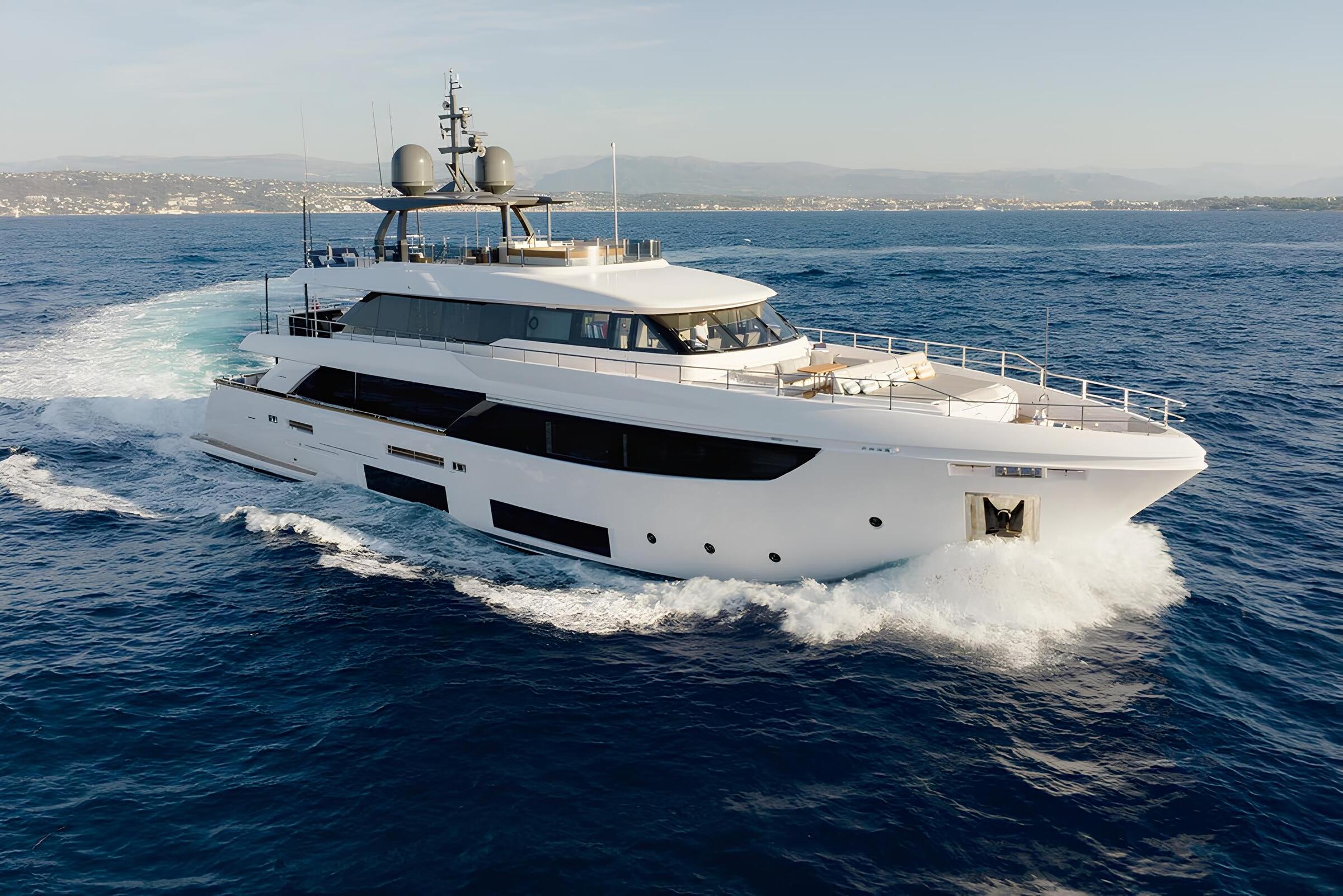 Экстерьер Custom Line Navetta 33 2022 MY HAIAMI/Exterior Custom Line Navetta 33 2022 MY HAIAMI