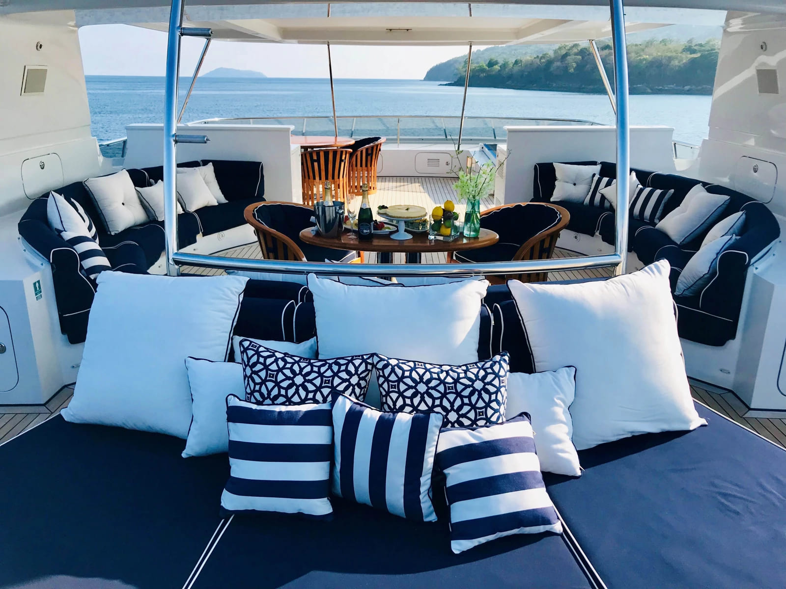 Зона отдыха на сандеке/Sundeck lounge area