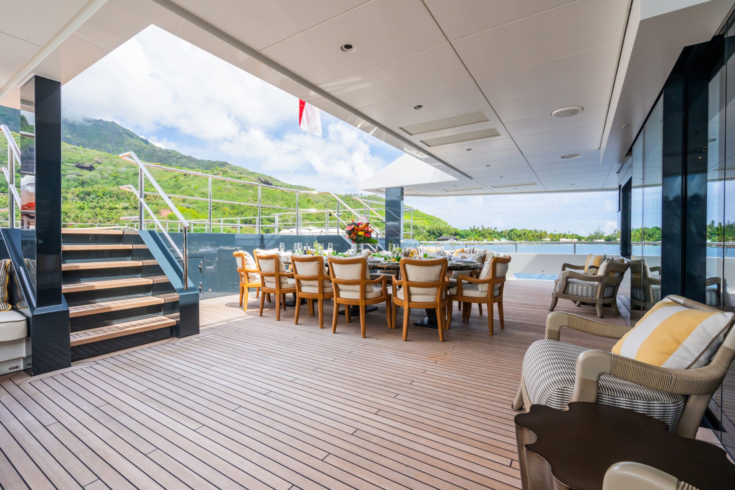 Обеденная зона на корме верхней палубы/Aft upper deck dining area