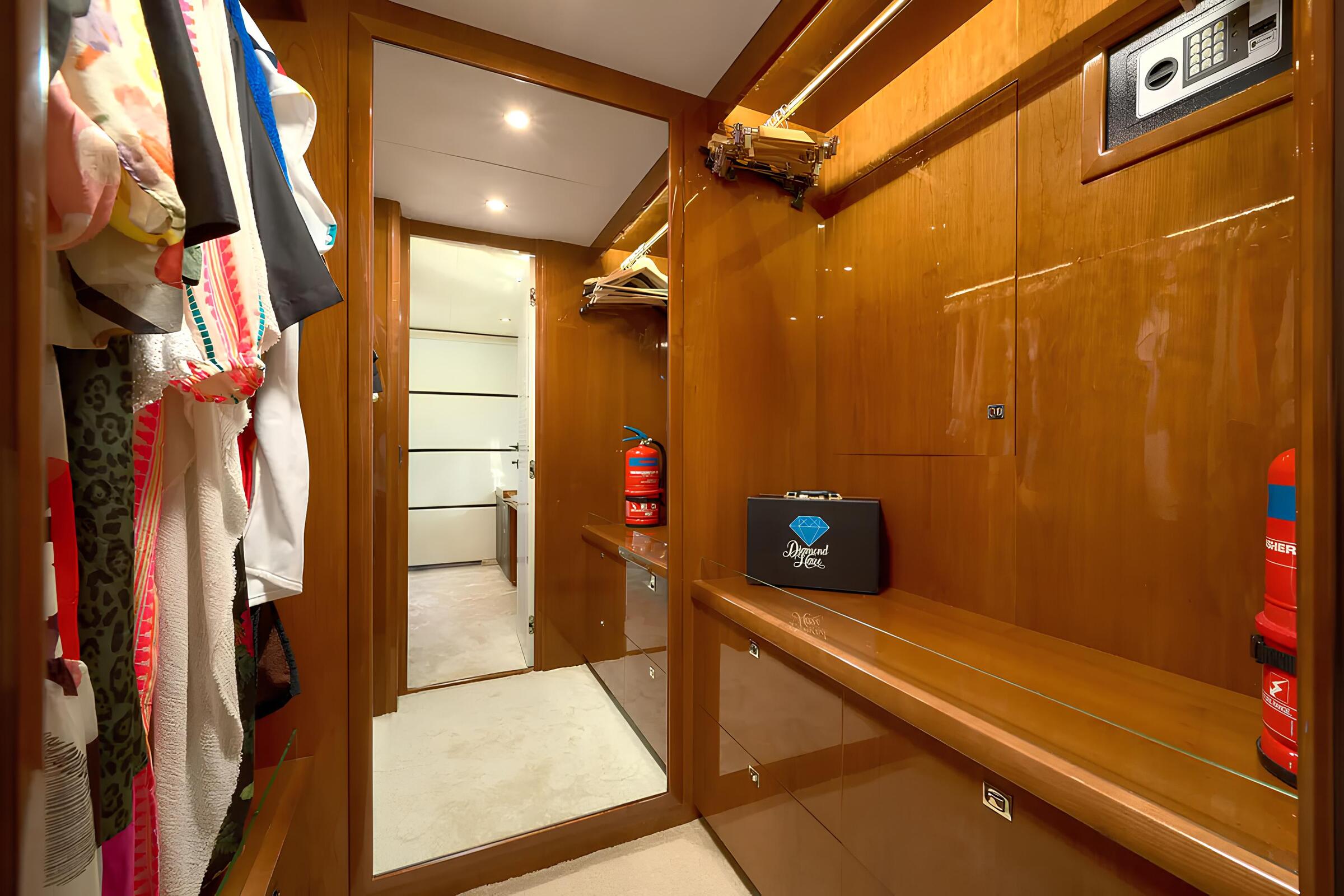 Гардеробная в каюте владельца/Master cabin dressing room