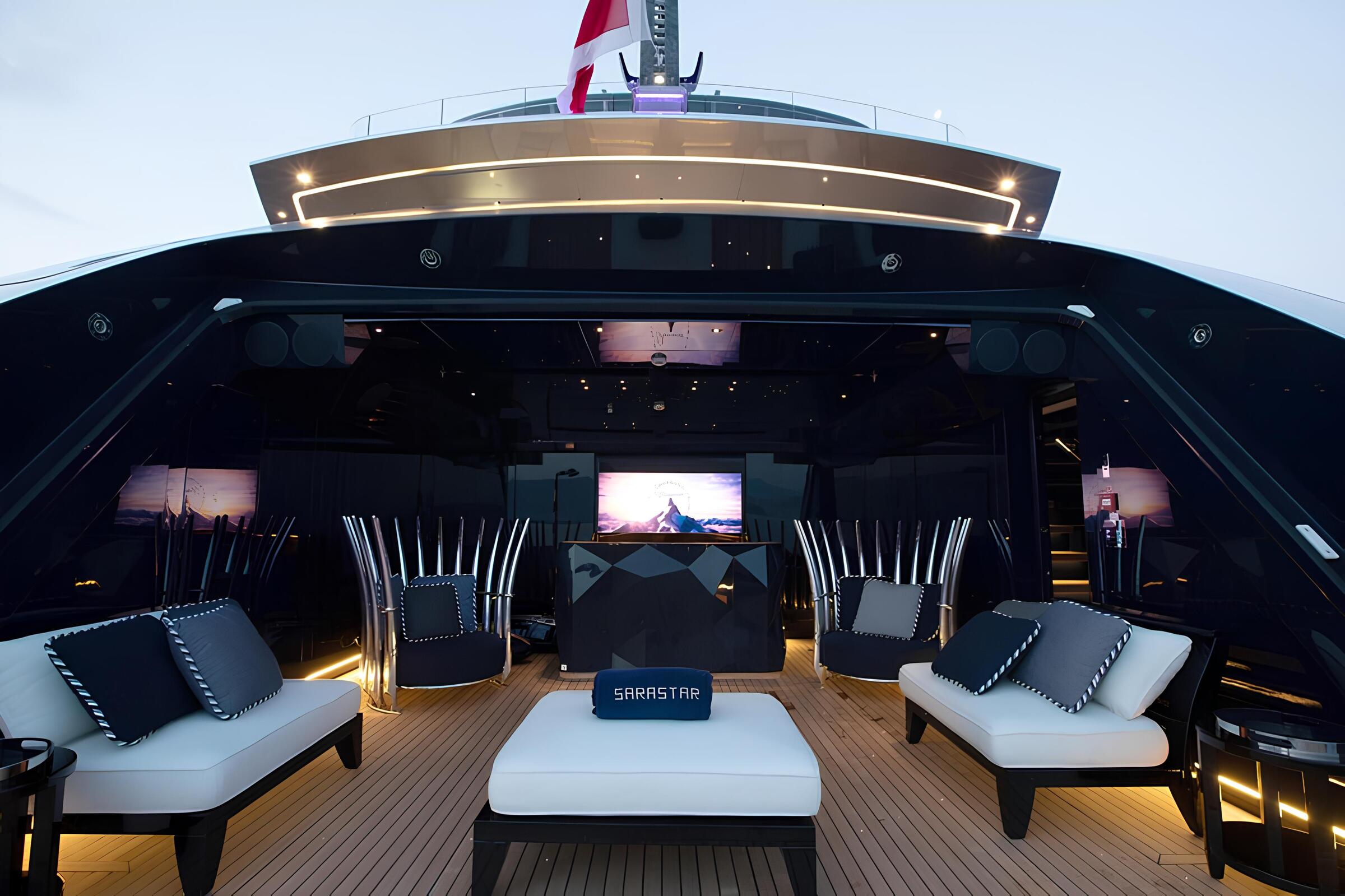 Зона отдыха на сандеке/Sundeck lounge area