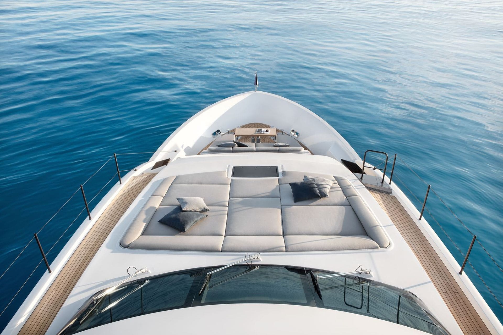 Шезлонги на носовой палубе/Sun loungers on the foredeck