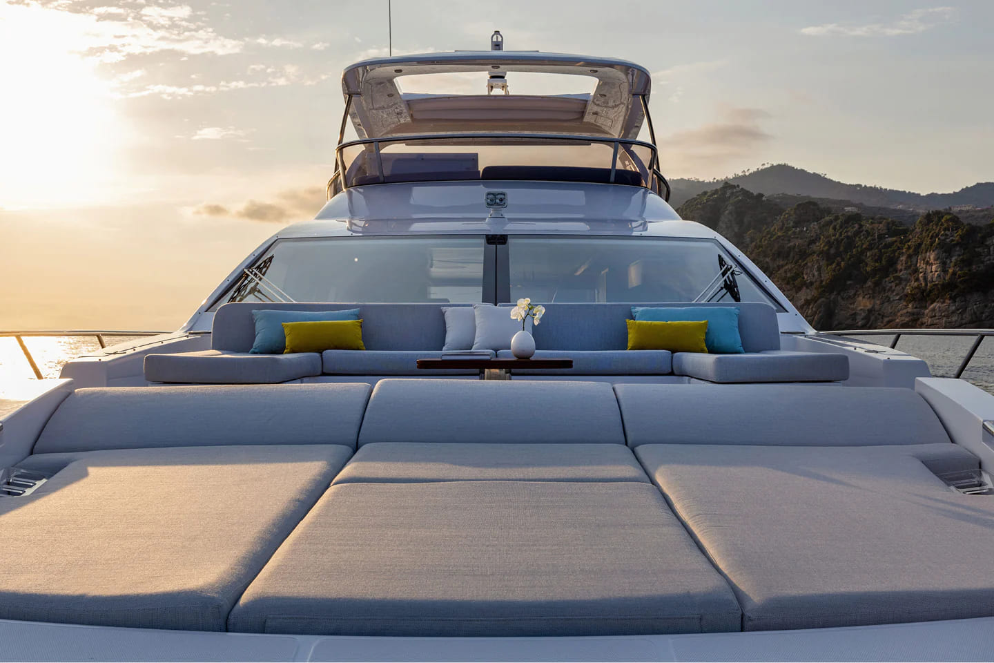 Шезлонги на носовой палубе/Sun loungers on the foredeck