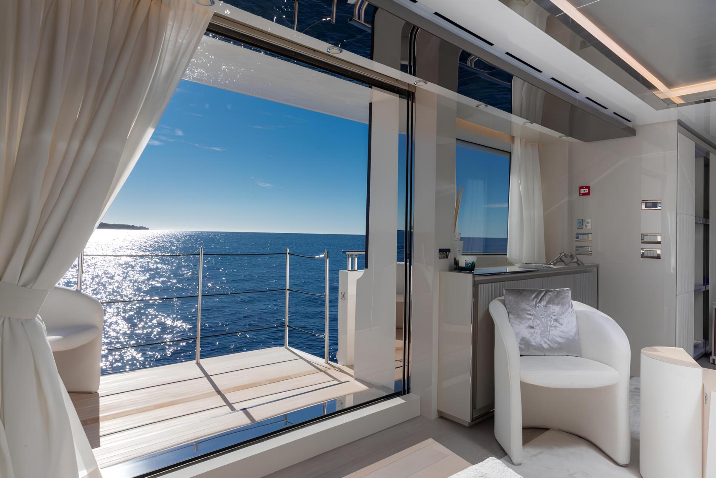 Откидной балкон в каюте владельца/Folding balcony in the owner's cabin