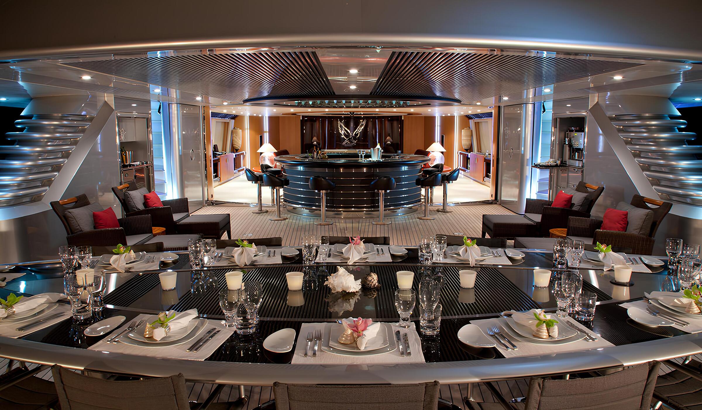 Обеденная зона на главной палубе/Main deck dining area